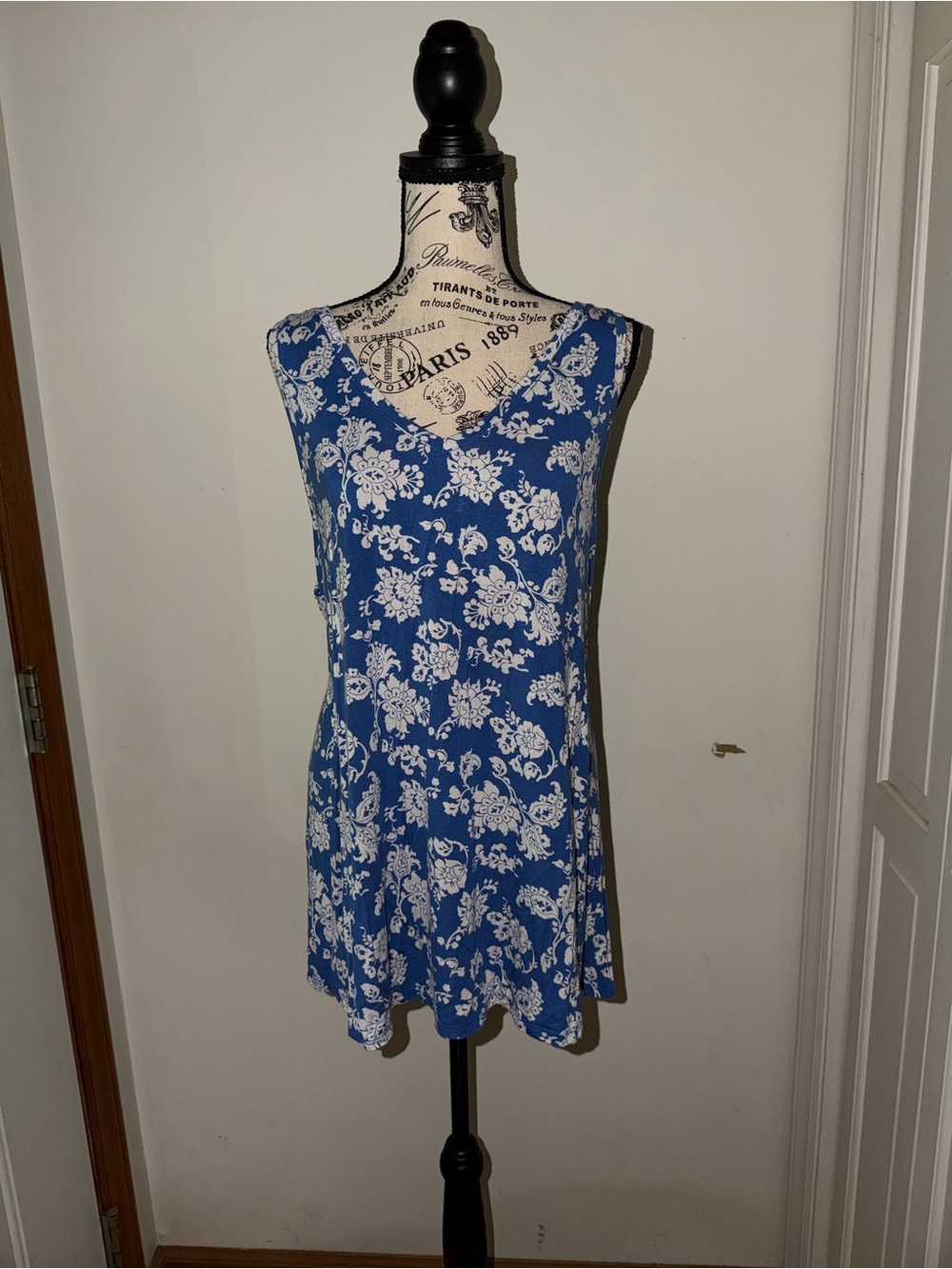 ✨5/$30✨ Lane Bryant Blue and White Floral Swing Tank